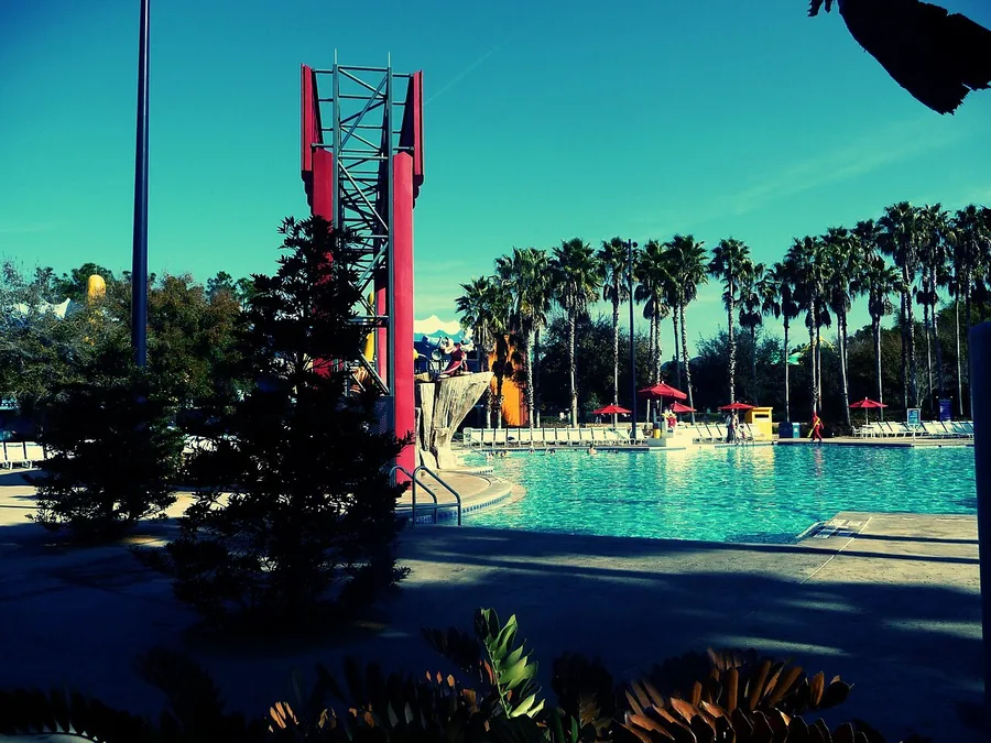 Piscina do resort decorada no fim de ano