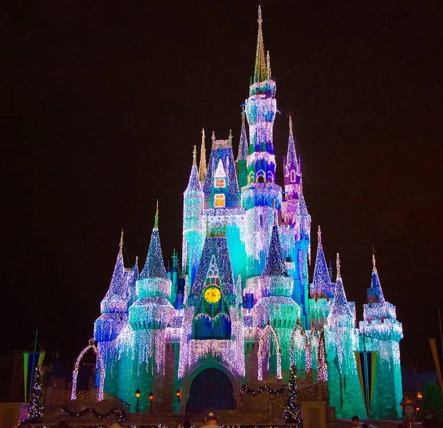Castelo da Cinderela iluminado à noite
