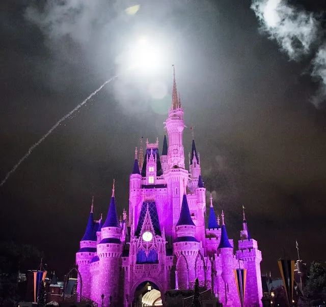 Fogos de artifício sobre o castelo da Disney